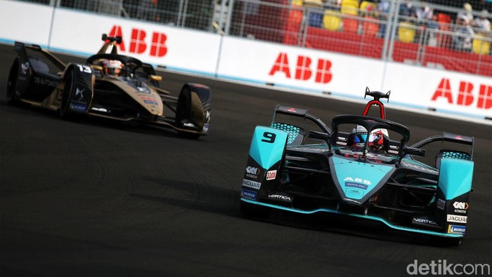 Melihat Lagi Aksi Juara Formula E Mitch Evans di JIEC Mitch Evans tampil sebagai pemenang Formula E Jakarta 2022. Yuk lihat lagi aksi-aksi pebalap tersebut hingga menjadi juara Formula E.