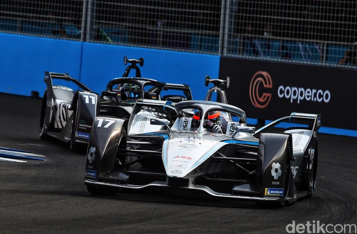 Sebanyak 22 pebalap memeriahkan Formula E Jakarta. Yuk lihat para pebalap adu cepat di ajang tersebut.