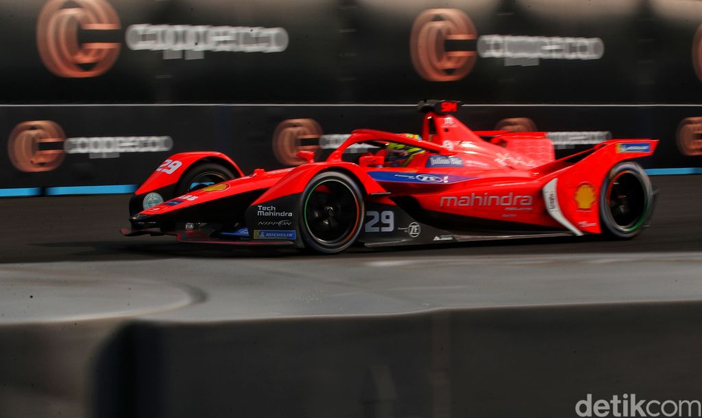 Sebanyak 22 pebalap memeriahkan Formula E Jakarta. Yuk lihat para pebalap adu cepat di ajang tersebut.