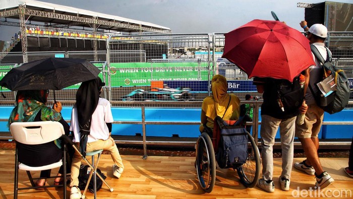 Sebanyak 22 pebalap memeriahkan Formula E Jakarta. Yuk lihat para pebalap adu cepat di ajang tersebut.