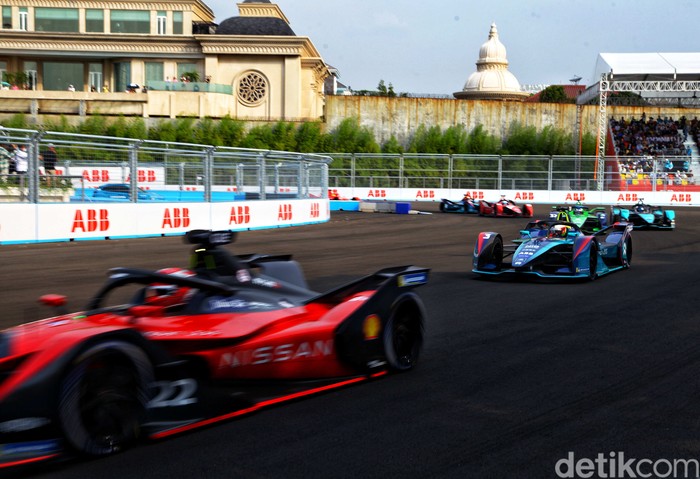 Sebanyak 22 pebalap memeriahkan Formula E Jakarta. Yuk lihat para pebalap adu cepat di ajang tersebut.