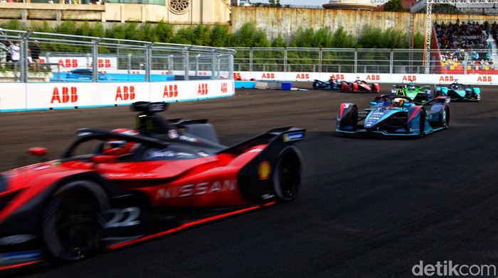 Sebanyak 22 pebalap memeriahkan Formula E Jakarta. Yuk lihat para pebalap adu cepat di ajang tersebut.