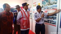 Menhub Budi Karya Sumadi beserta rombongan mengecek progres pembangunan Pelabuhan Sanur.