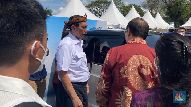 Menteri Koordinator Bidang Maritim dan Investasi (Menko Marves) Luhut Binsar Panjaitan meresmikan stasiun pengisian kendaraan listrik umum (SPKLU) yang dibangun PT PLN (Persero) di kawasan Candi Borobudur, Magelang, Jawa Tengah pada Sabtu (4/6). SPKLU Fast Charging yang berada di Destinasi Pariwisata Super Prioritas (DPSP) ini merupakan SPKLU Green Tourism  Pertama di Pulau Jawa. Green tourism merupakan konsep wisata yang berkelanjutan dan ramah lingkungan. (CNBC Indonesia/Verda Nano Setiawan)