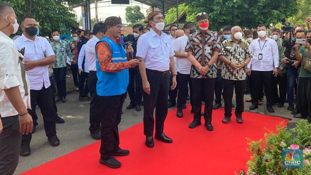 Menteri Koordinator Bidang Maritim dan Investasi (Menko Marves) Luhut Binsar Panjaitan meresmikan stasiun pengisian kendaraan listrik umum (SPKLU) yang dibangun PT PLN (Persero) di kawasan Candi Borobudur, Magelang, Jawa Tengah pada Sabtu (4/6). SPKLU Fast Charging yang berada di Destinasi Pariwisata Super Prioritas (DPSP) ini merupakan SPKLU Green Tourism  Pertama di Pulau Jawa. Green tourism merupakan konsep wisata yang berkelanjutan dan ramah lingkungan. (CNBC Indonesia/Verda Nano Setiawan)