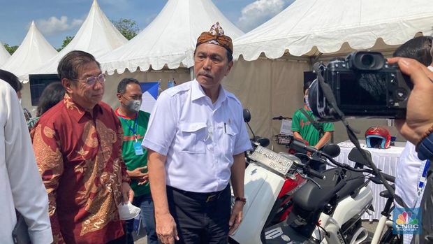 Menteri Koordinator Bidang Maritim dan Investasi (Menko Marves) Luhut Binsar Panjaitan meresmikan stasiun pengisian kendaraan listrik umum (SPKLU) yang dibangun PT PLN (Persero) di kawasan Candi Borobudur, Magelang, Jawa Tengah pada Sabtu (4/6). SPKLU Fast Charging yang berada di Destinasi Pariwisata Super Prioritas (DPSP) ini merupakan SPKLU Green Tourism  Pertama di Pulau Jawa. Green tourism merupakan konsep wisata yang berkelanjutan dan ramah lingkungan. (CNBC Indonesia/Verda Nano Setiawan)