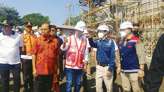 Menteri Perhubungan Budi Karya Sumadi bersama Gubernur Bali mengecek progres pembangunan Pelabuhan Sanur, Bali pada Sabtu (4/6/2022)