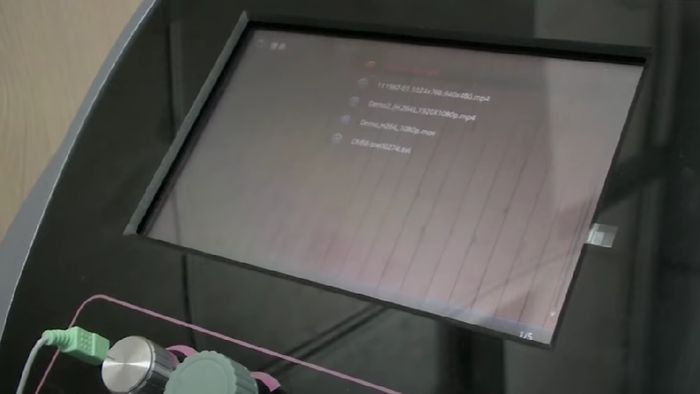 Terdapat monitor yang bisa membantu proses ekstraksi sperma dengan memberikan rangsangan visual. (Foto: Tangkapan layar Youtube/South China Morning Post)