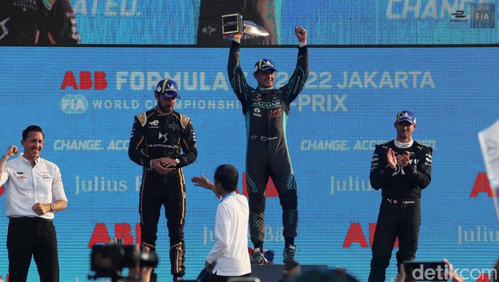 Formula E Jakarta akhirnya rampung digelar. Untuk pertama kalinya, pebalap Jaguar Mitch Evans menjadi juara di Jakarta E-Prix 2022. Balapan terlihat berlangsung sengit sejak awal. Terlihat ada beberapa pebalap yang bersenggolan. Bahkan ban milik mobil Oliver Rowlan sempat terlepas hingga Safety Car terjun.