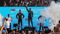 Tak ada seremonial buka botol sampanye dalam perayaan pemenang Formula E Jakarta 2022.