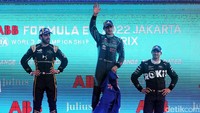 Untuk pertama kalinya, pebalap Jaguar Mitch Evans menjadi juara di Jakarta E-Prix 2022.