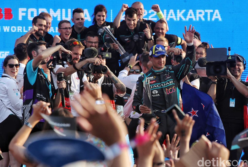 Formula E Jakarta akhirnya rampung digelar. Untuk pertama kalinya, pebalap Jaguar Mitch Evans menjadi juara di Jakarta E-Prix 2022. Balapan terlihat berlangsung sengit sejak awal. Terlihat ada beberapa pebalap yang bersenggolan. Bahkan ban milik mobil Oliver Rowlan sempat terlepas hingga Safety Car terjun.