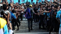 Tingginya antusiasme penonton melihat sang juara menyebabkan terjadinya kerumunan.