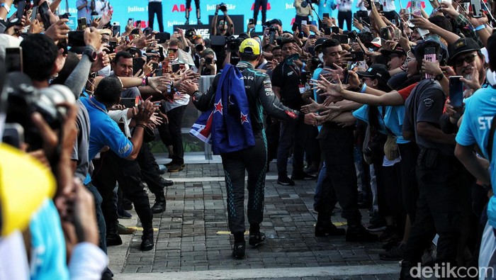 Formula E Jakarta akhirnya rampung digelar. Untuk pertama kalinya, pebalap Jaguar Mitch Evans menjadi juara di Jakarta E-Prix 2022. Balapan terlihat berlangsung sengit sejak awal. Terlihat ada beberapa pebalap yang bersenggolan. Bahkan ban milik mobil Oliver Rowlan sempat terlepas hingga Safety Car terjun.