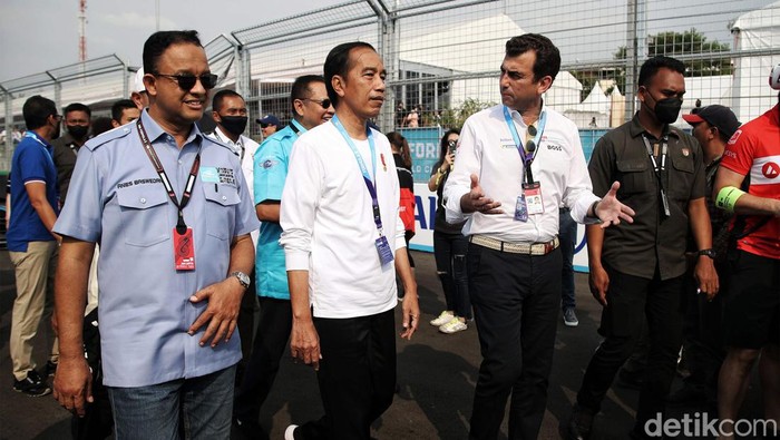 Presiden Jokowi menonton Formula E di Jakarta International E- Prix Circuit. Momen akrab pun terlihat antara Presiden Jokowi dan Gubernur DKI Jakarta Anies Baswedan saat menonton balapan.