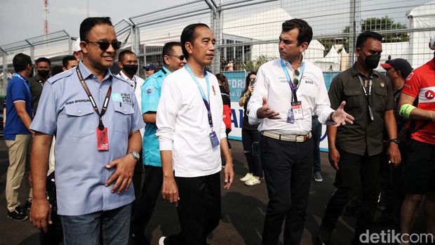 Presiden Jokowi menonton Formula E di Jakarta International E- Prix Circuit. Momen akrab pun terlihat antara Presiden Jokowi dan Gubernur DKI Jakarta Anies Baswedan saat menonton balapan.