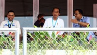 Jokowi dan Anies tampak sesekali ngobrol di sela menonton balapan. 