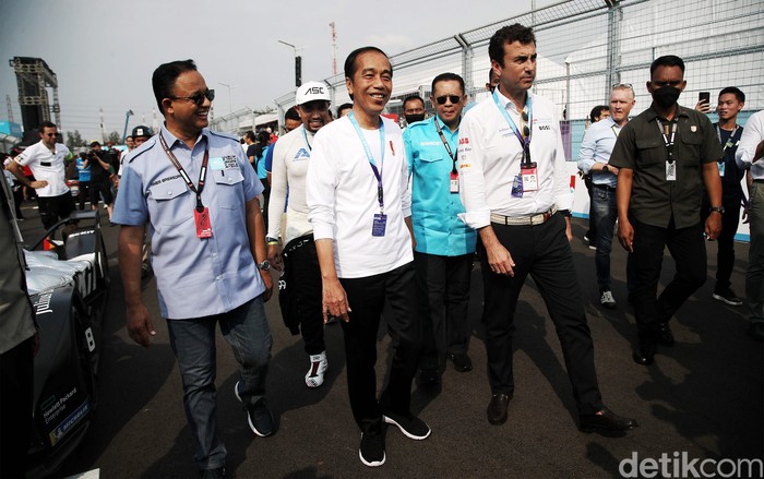 Presiden Jokowi menonton Formula E di Jakarta International E- Prix Circuit. Momen akrab pun terlihat antara Presiden Jokowi dan Gubernur DKI Jakarta Anies Baswedan saat menonton balapan.