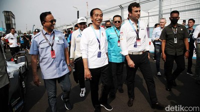 Lihat Lagi Foto-foto Jokowi Cek Sirkuit hingga Serahkan Piala Formula E
