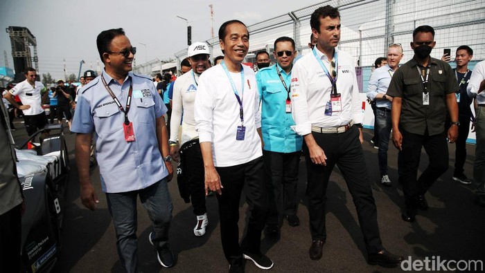 Presiden Jokowi menonton Formula E di Jakarta International E- Prix Circuit. Momen akrab pun terlihat antara Presiden Jokowi dan Gubernur DKI Jakarta Anies Baswedan saat menonton balapan.