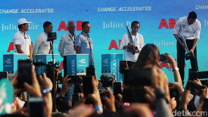 Balap Formula E Jakarta telah usai, Sabtu (4/6/2022). Penyerahan piala kepada pemenang pun dilkukan oleh Presiden Jokowi dan Gubernur DKI Jakarta Anies Baswedan.