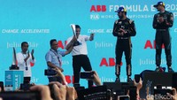 Anies menyerahkan piala untuk kategori tim lalu menyalami para pebalap di podium. Setelah itu, piala untuk juara ketiga, Edoardo Mortara, dan juara kedua, Jean Eric Vergne, diserahkan oleh penyelenggara.