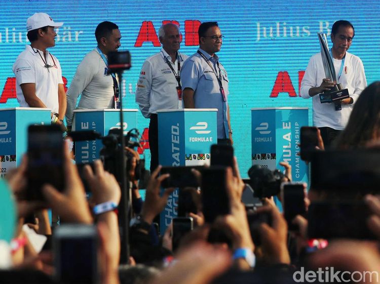 Momen Jokowi dan Anies Serahkan Piala ke Pemenang Formula E