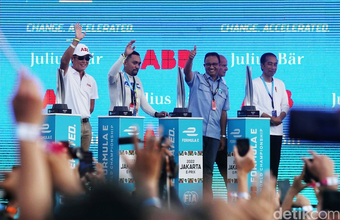 Balap Formula E Jakarta telah usai, Sabtu (4/6/2022). Penyerahan piala kepada pemenang pun dilkukan oleh Presiden Jokowi dan Gubernur DKI Jakarta Anies Baswedan.