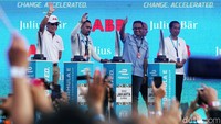 Presiden Jokowi berada di atas panggung bersama Gubernur DKI Jakarta Anies Baswedan hingga Ketua Pelaksana Jakarta E-Prix Ahmad Sahroni sesaat sebelum penyerahan piala kepada pemenang Formula E.