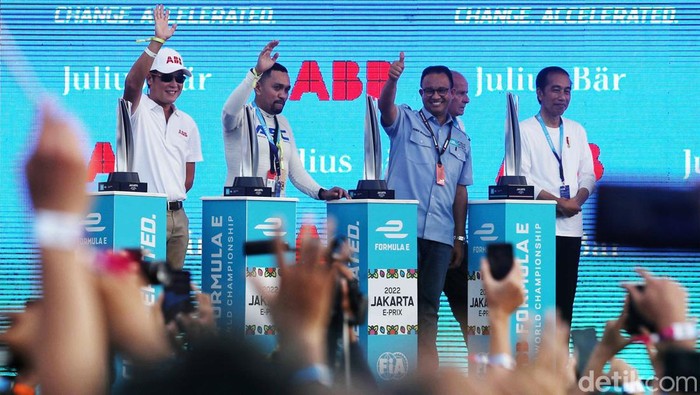 Balap Formula E Jakarta telah usai, Sabtu (4/6/2022). Penyerahan piala kepada pemenang pun dilkukan oleh Presiden Jokowi dan Gubernur DKI Jakarta Anies Baswedan.
