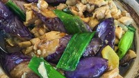 Resep terong ini cocok buat kamu yang ingin bikin hidangan praktis dan enak. Terong ditumis bersama bawang putih hingga saus tiram, kemudian dipadukan dengan ayam cincang agar makin enak. Lihat resep terong tumis ayam di sini. Foto: iStock