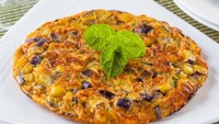 Bosan omelet biasa? Coba tambahkan potongan terong untuk sentuhan istimewa. Supaya terongnya tak kecokelatan, bisa direndam air dingin dulu. Paduannya, sambal bajak dan nasi hangat! Ini dia resep omelet terong. Foto: iStock