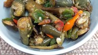 Tak kalah jadi favorit, inilah tumis terong dan teri ala rumah makan Padang yang sedap. Kamu bisa bikin sendiri di rumah dengan bumbu halus seperti bawang, cabe, serai, hingga lengkuas. Cara membuatnya ada di sini. Foto: detikfood