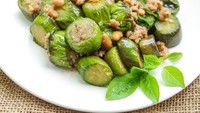Selain dibuat lodeh, kamu bisa menumis terong hijau dengan bumbu tauco yang gurih enak. Apalagi dengan tambahan ayam cincang. Cara membuatnya mudah, tinggal ikuti resep ini. Foto: iStock