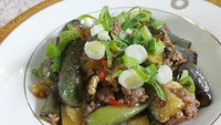Sajian terong gaya China ini ditumis dengan daging. Rasanya gurih pedas karena ada penambahan cabe. Terong tumis daging cincang bisa dijadikan teman makan nasi yang sempurna. Ini dia cara bikinnya. Foto: detikfood 
