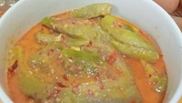 Sederhana tapi selalu dicari, inilah sambal goreng terong yang rasanya gurih pedas. Bahan membuatnya ada terong ungu/hijau, santan, dan bumbu halus yang lengkap. Intip bahan dan cara membuatnya di sini. Foto: Isti Yogiswandani