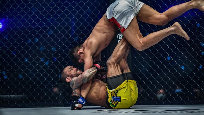 ONE Championship menampilkan ONE 158: Tawanchai vs. Larsen, Jumat (3/6/2022) malam WIB, yang dihelat di Singapore Indoor Stadium.