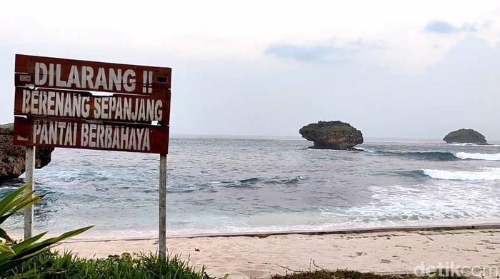 Pantai Srau Pacitan