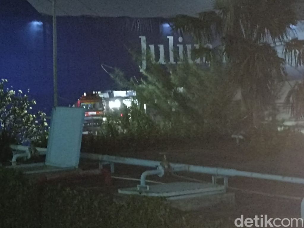 Pantauan dari jauh terkait suasana panggung Formula E, nampak ada mobil damkar, 4 Juni 2022 malam. (Tiara Aliya/detikcom)