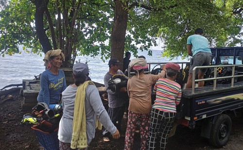para porter saat mengangkut tabung oksigen dan juga peralatan diving lainnya menuju ke mobil