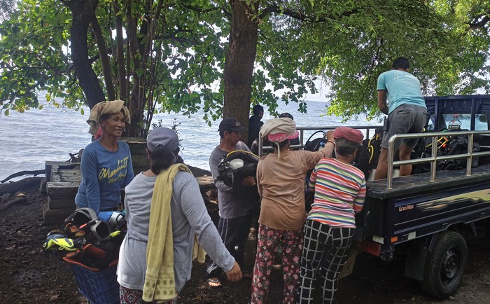para porter saat mengangkut tabung oksigen dan juga peralatan diving lainnya menuju ke mobil