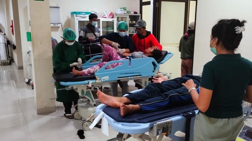 Para siswa SMP yang mengalami keracunan massal dirawat di RSUD Buleleng, Bali, Sabtu (4/6/2022).