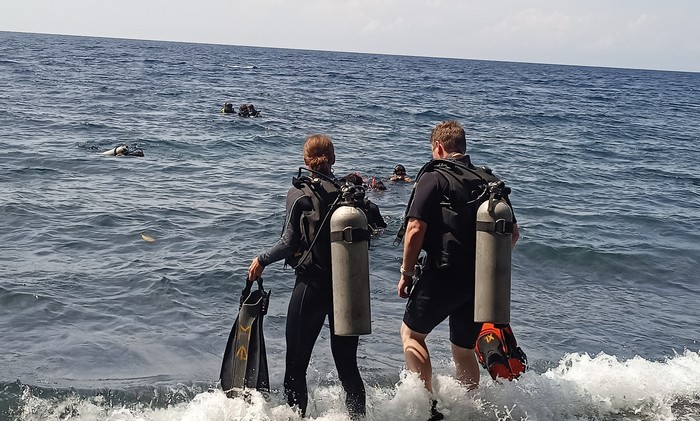 para wisatawan saat melakukan aktivitas diving di Pantai Tulamben