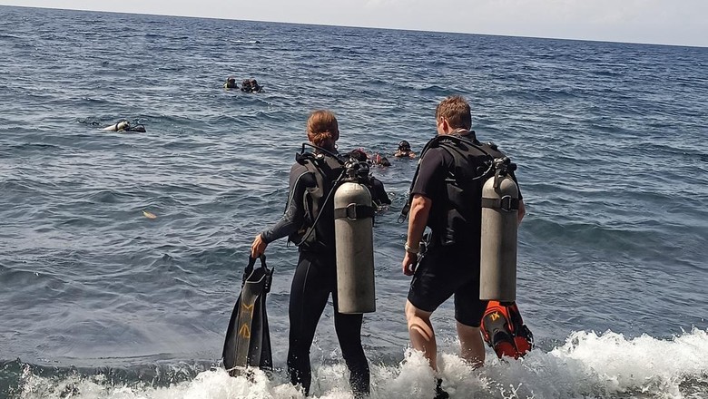para wisatawan saat melakukan aktivitas diving di Pantai Tulamben (Foto: I Wayan Selamat Juniasa) para wisatawan saat melakukan aktivitas diving di Pantai Tulamben