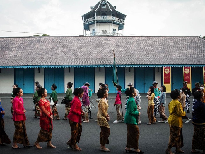 Sejumlah perempuan yang mengenakan kebaya berbincang seusai mengikuti Parade Kebaya Nusantara di Keraton Kasunanan, Solo, Jawa Tengah, Sabtu (4/6/2022). Acara tersebut digelar untuk menarik kunjungan wisata di Kota Solo sekaligus upaya mendorong pakaian kebaya sebagai warisan budaya nusantara. ANTARA FOTO/Mohammad Ayudha/aww.