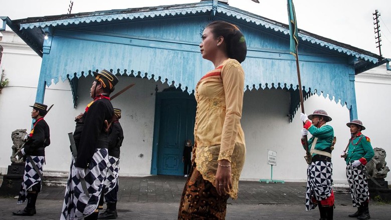 PARADE KEBAYA NUSANTARA Sejumlah perempuan yang mengenakan kebaya berbincang seusai mengikuti Parade Kebaya Nusantara di Keraton Kasunanan, Solo, Jawa Tengah, Sabtu (4/6/2022). Acara tersebut digelar untuk menarik kunjungan wisata di Kota Solo sekaligus upaya mendorong pakaian kebaya sebagai warisan budaya nusantara. ANTARA FOTO/Mohammad Ayudha/aww.