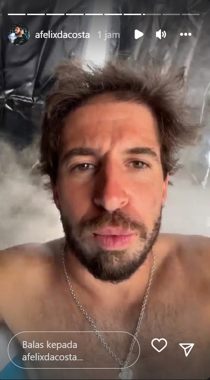 Pebalap Formula E Antonio Felix da Costa terlihat berendam di dalam bak kolam renang mini