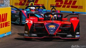Pebalap Formula E Latihan Bebas Jelang Adu Cepat