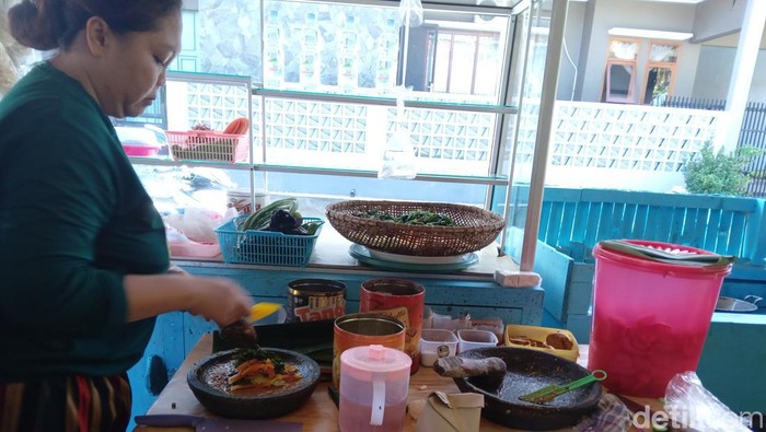 Pecel dan Karedok Mah Neneng di Parapatan Ajo, Dusun Ciwaru, Desa Cijulang.