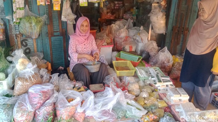 Pedagang di Pasar Klepu Klaten, Sabtu (4/6/2022). Harga cabai, bawang merah, dan kubis terpantau naik karena ramai hajatan dan musim hujan.